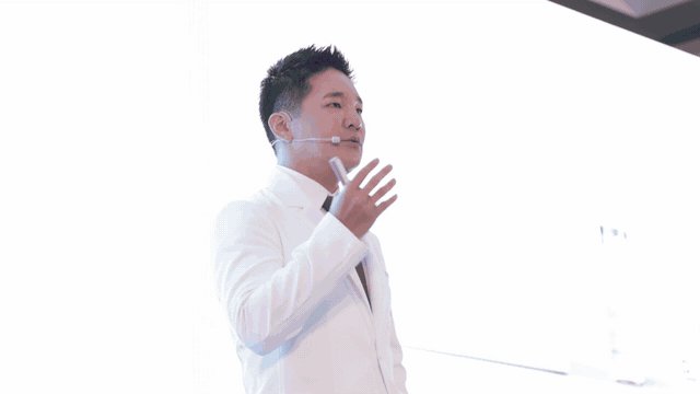 Dr. Hyoseung Jang of Gangnam Pieobom Clinic giving a lecture