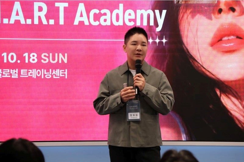 Dr. Hyoseung Jang lecturing at the S.M.A.R.T Academy