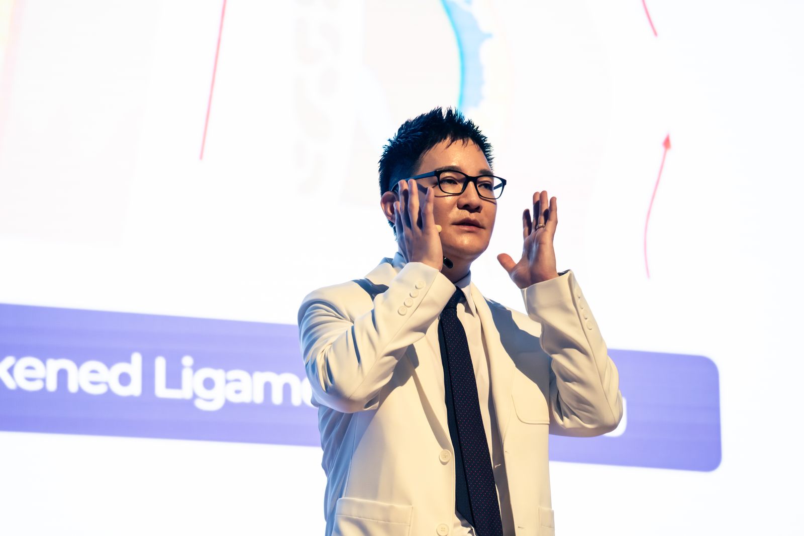 顔の軟部組織を支える靭帯について説明する Hyoseung Jang 院長