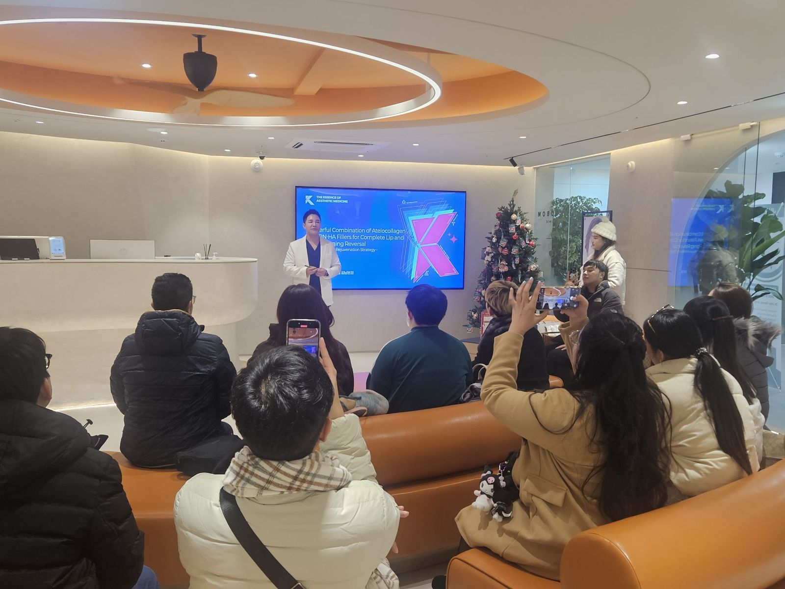 Gangnam Pieobom Clinicのラウンジで行った海外の医療関係者向け教育