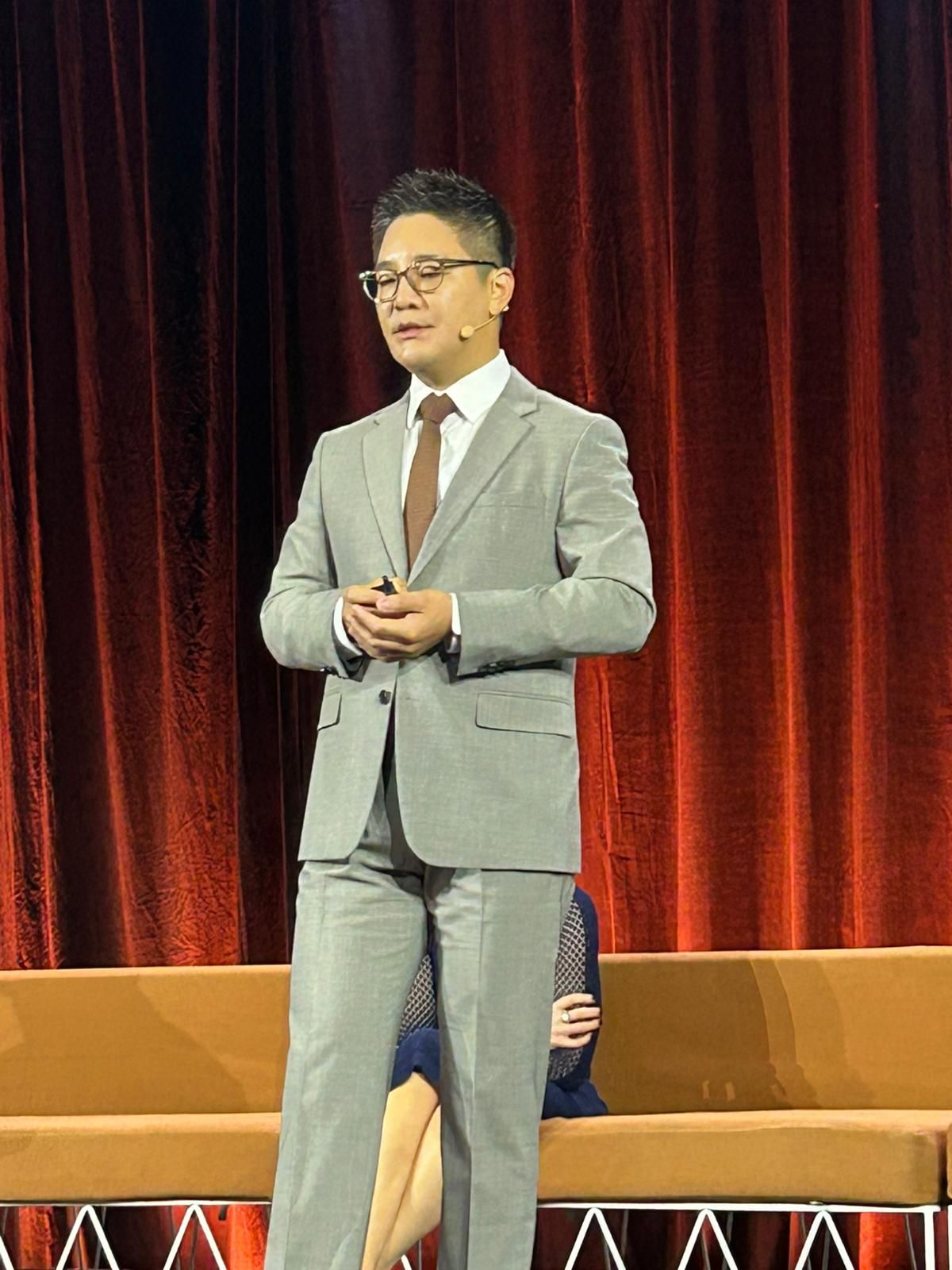 国際学術カンファレンスで講演するHyoseung Jang 院長