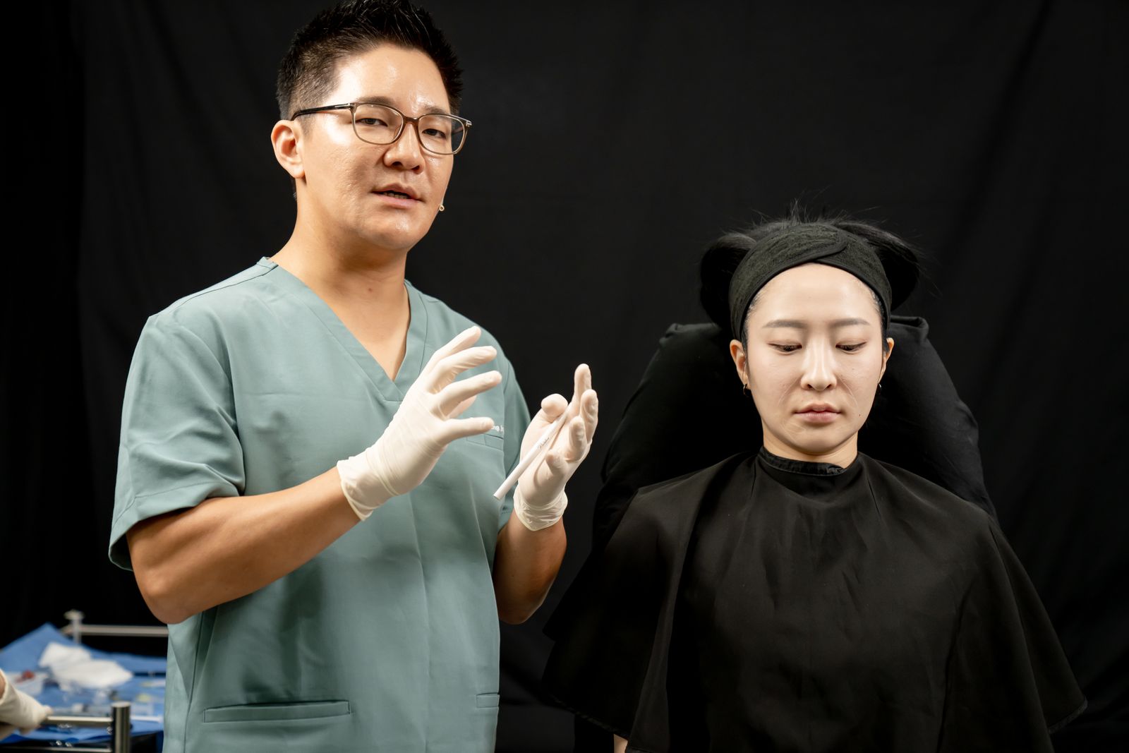 시술 방법을 설명하며 진행하는 라이브 시연