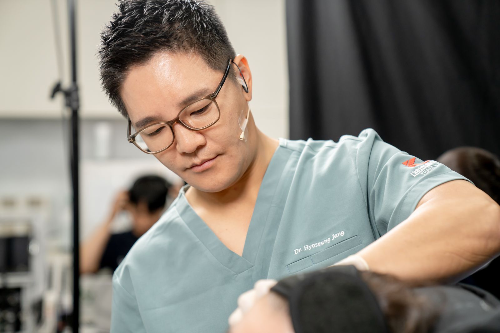ライブデモンストレーションを行う Hyoseung Jang 院長