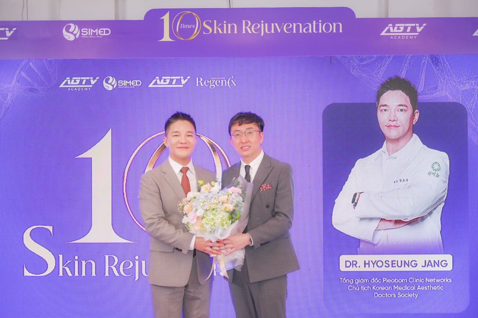 ベトナムのスキン・リジュビネーション・シンポジウム:登壇者として紹介された Hyoseung Jang 院長