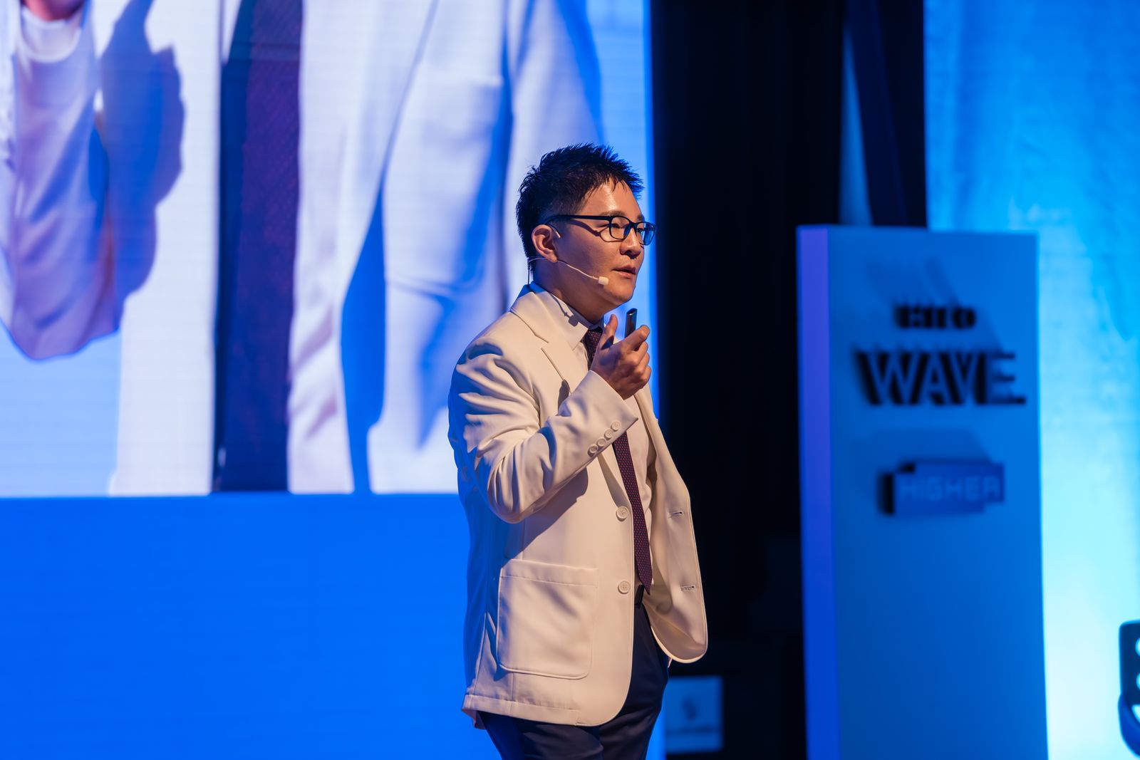 WAVE session lecture at the 19th congress
