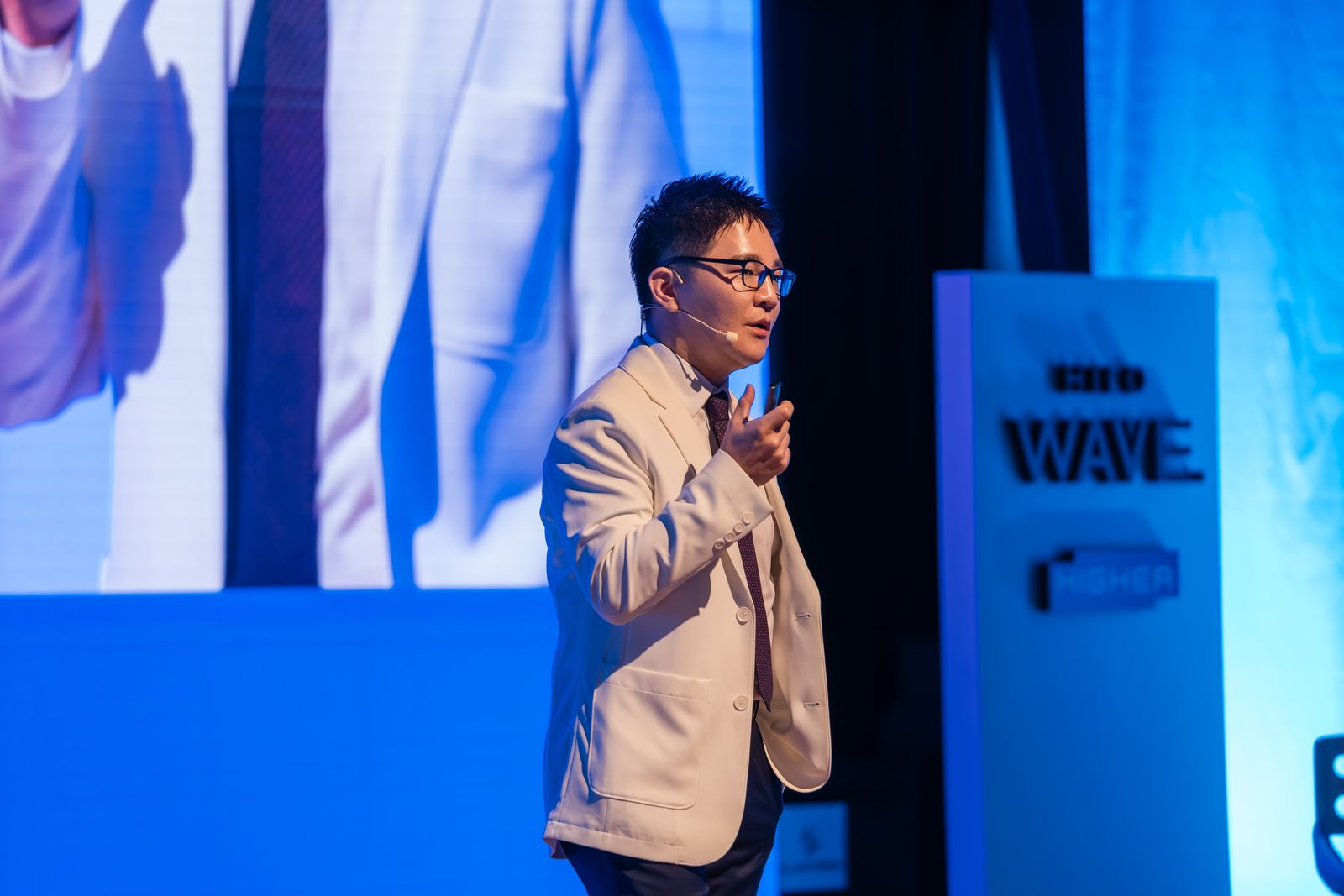 Dr. Hyoseung Jang explaining the treatment principle in the WAVE session