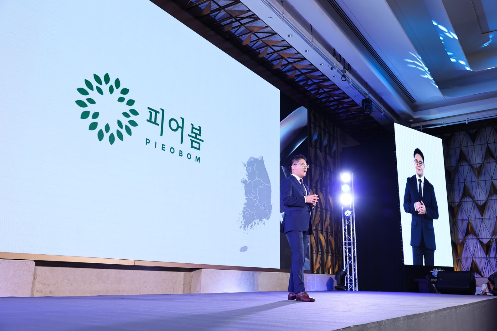 XTHERMA シンポジウムのステージでGangnam Pieobom Clinicを紹介